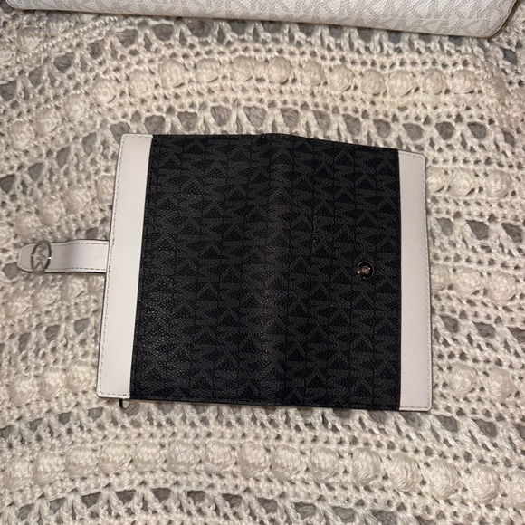 Michael Kors Monochrome Tote and Wallet Set - Picture 4 of 9